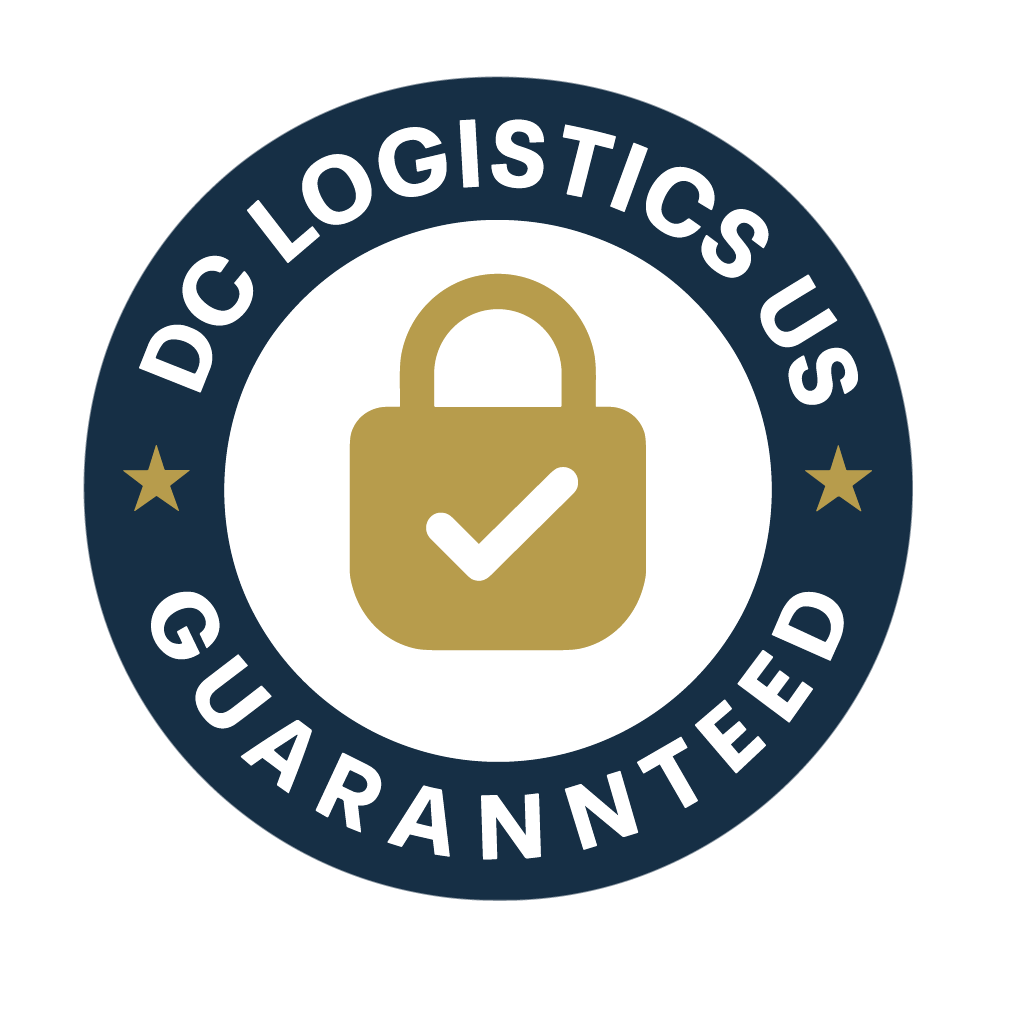 Logotipo circular con un borde azul oscuro que contiene el texto 'DC LOGISTICS US GUARANTEED' y dos estrellas doradas. Dentro del círculo, un candado dorado con una marca de verificación.