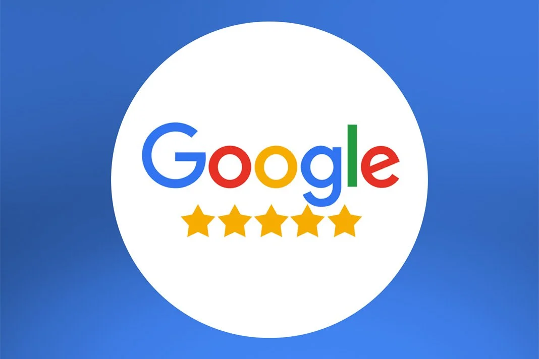 Logo de Google con cinco estrellas doradas debajo, sobre un fondo azul