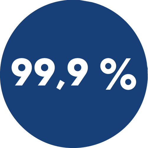 Primer plano de una insignia circular azul oscuro con texto blanco que muestra "99.9%".