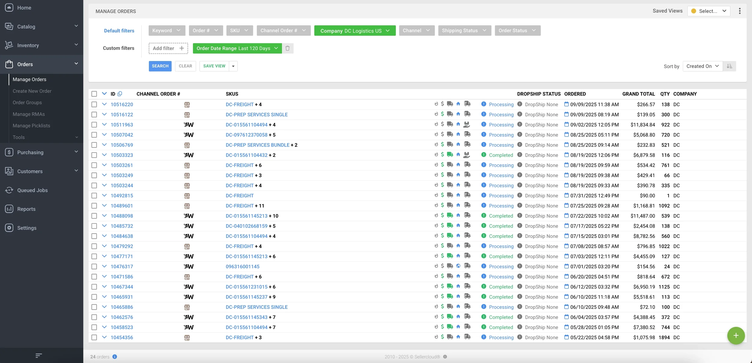 Captura de pantalla de una página web de gestión de pedidos logísticos que muestra una lista de pedidos con detalles como número de pedido, SKU, estado de dropship, fecha, costo total, cantidad y empresa, con menús de navegación a la izquierda y opciones de filtro en la parte superior.
