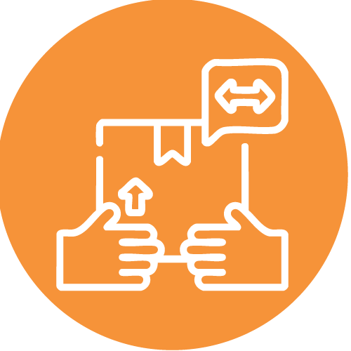 Icono de dos manos sosteniendo una caja con una etiqueta y flechas que indican tamaño o medida, sobre un fondo circular naranja.