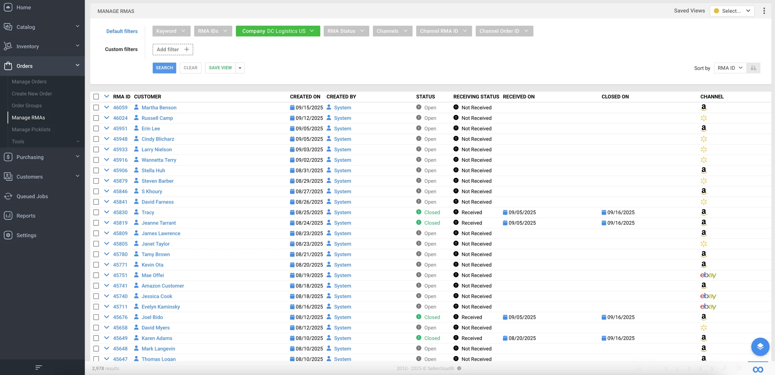 Captura de pantalla de un sistema de gestión de pedidos basado en web que muestra una lista de registros de pedidos con columnas para el ID de RMA, nombre del cliente, fecha de creación, creador, estado, estado de recepción, fecha de recepción, fecha de cierre y canal, con algunos pedidos marcados como abiertos o cerrados y algunos canales vinculados a eBay y Amazon.