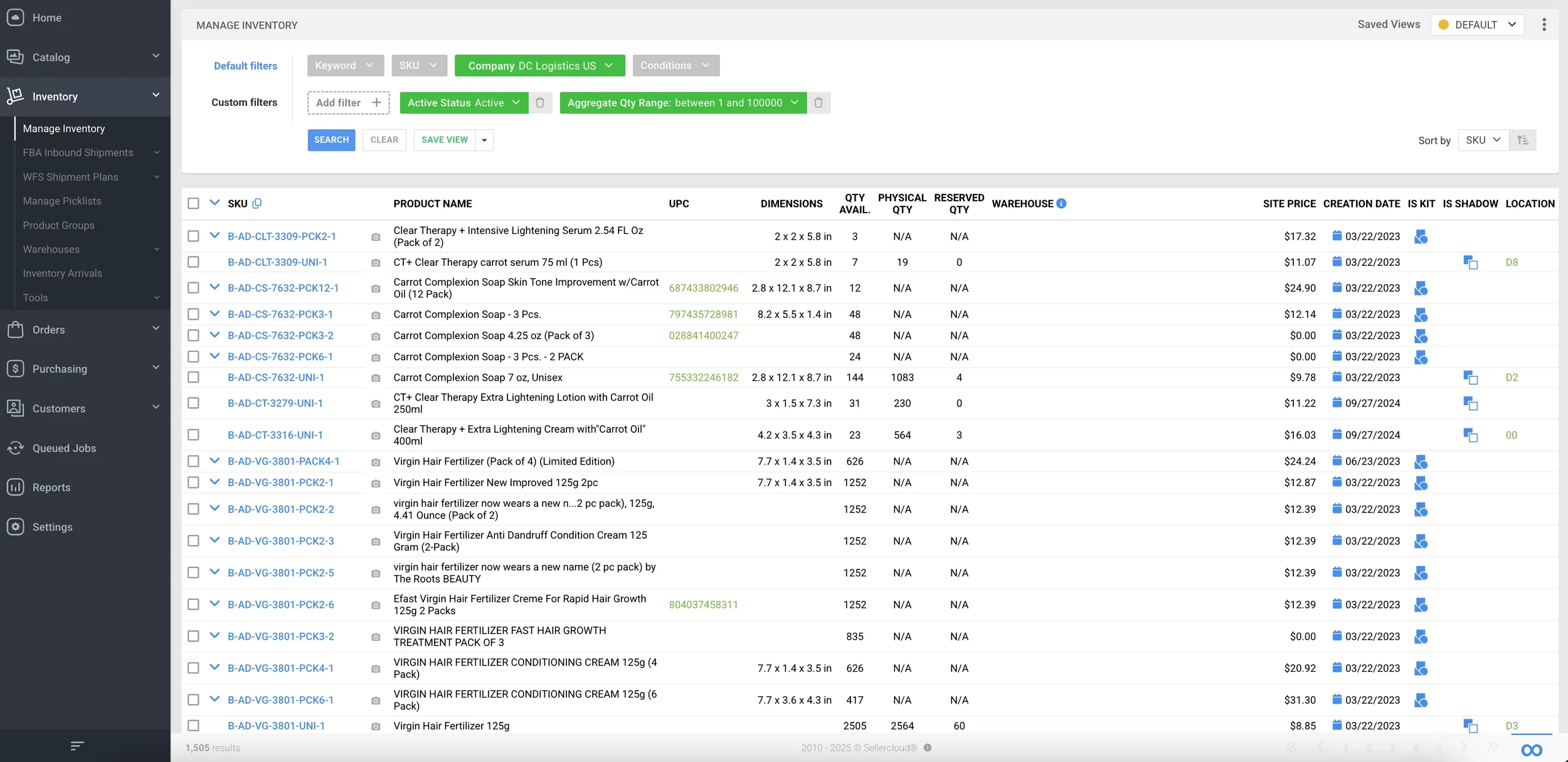 Captura de pantalla de un software de gestión de inventario que muestra una lista de productos, incluyendo champú, fertilizante capilar y artículos de cuidado de la piel, con detalles como SKU, nombre del producto, dimensiones, cantidad, ubicación en el almacén y precios.