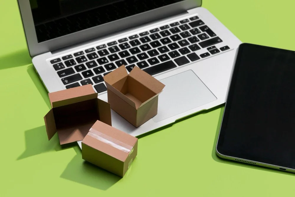 Cajas de envío apiladas etiquetadas para preparación de Amazon FBA, listas para la recolección de flete LTL a través del servicio de logística Partner Carrier.